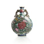 A LARGE CLOISONNÉ ENAMEL MOON FLASK, BIANHU
China, Qing dynasty (18th century). Height 55 cm.
The