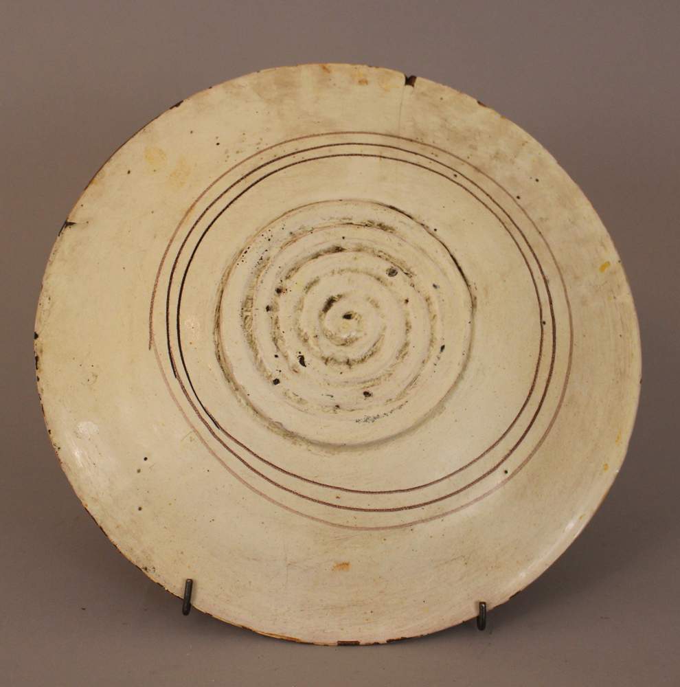 Montelupo ceramic salver, round shape, with painted horse rider in landscape in the centre, - Image 3 of 3