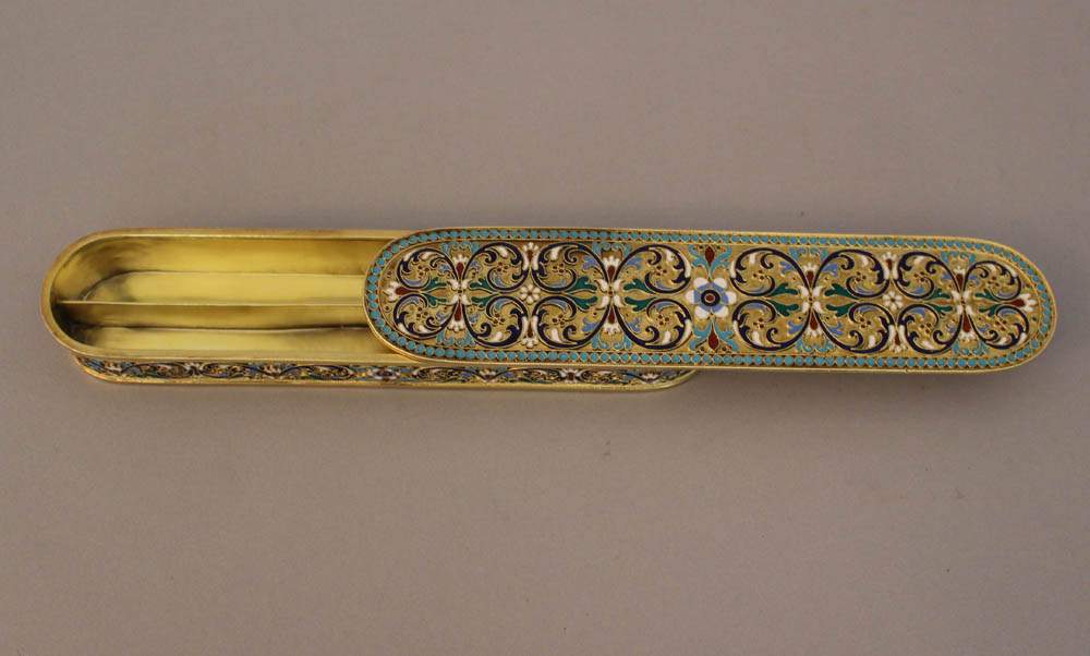 Russian silver box, oval shape with one lid, partly gilded and decorated with floral enamel - Image 2 of 3