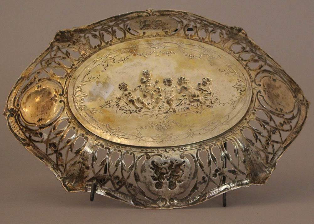 Silver basket with open work in baroque manner, in the center and on the side with engraved - Image 3 of 3