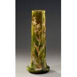 EMILE GALLE (1846-1904) Vase à panse renfl ée et long col droit cylindrique en cristal teinté vert