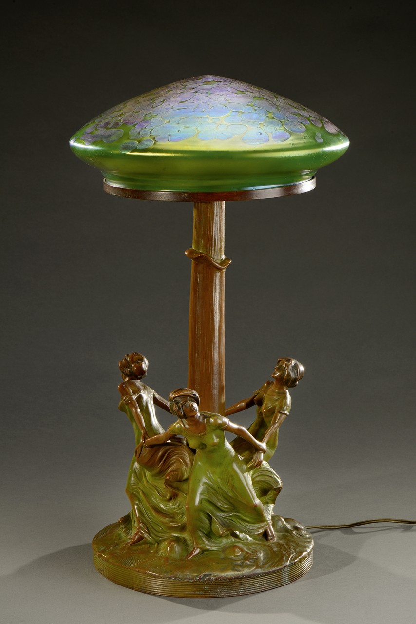 ADOLF JOSEF POHL (1872-1930) ET LES ETABLISSEMENTS LOETZ Rare lampe de table à piétement en bronze à