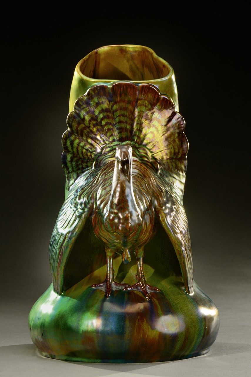 MANUFACTURE ZSOLNAY Vase en céramique émaillée à décor irisé dans les tons verts fi gurant un dindon - Image 2 of 3