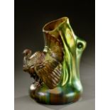 MANUFACTURE ZSOLNAY Vase en céramique émaillée à décor irisé dans les tons verts fi gurant un dindon