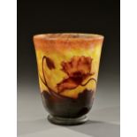 DAUM NANCY FRANCE Vase en verre multi-couches jaune-orangé et bordeaux à décor dégagé à l’acide et