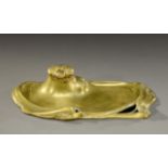 HECTOR GUIMARD, dans le goût de Encrier en bronze doré à motifs végétaux Vers 1900 L : 28,5 cm A