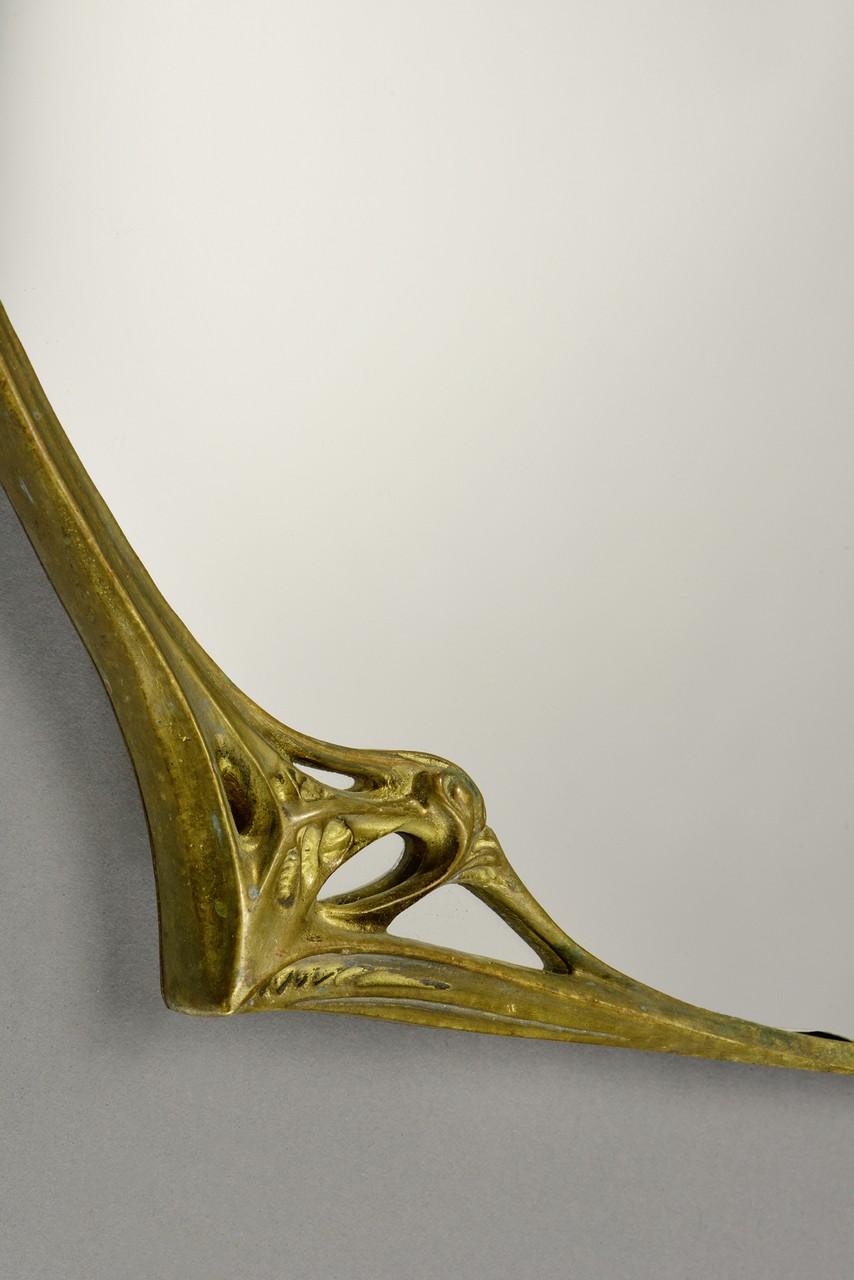 HECTOR GUIMARD (1874-1942) Miroir tryptique de coiffeuse en bronze doré à motif végétal en relief - Image 3 of 3