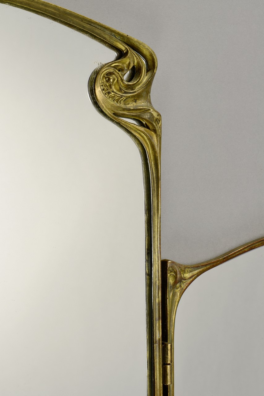 HECTOR GUIMARD (1874-1942) Miroir tryptique de coiffeuse en bronze doré à motif végétal en relief - Image 2 of 3