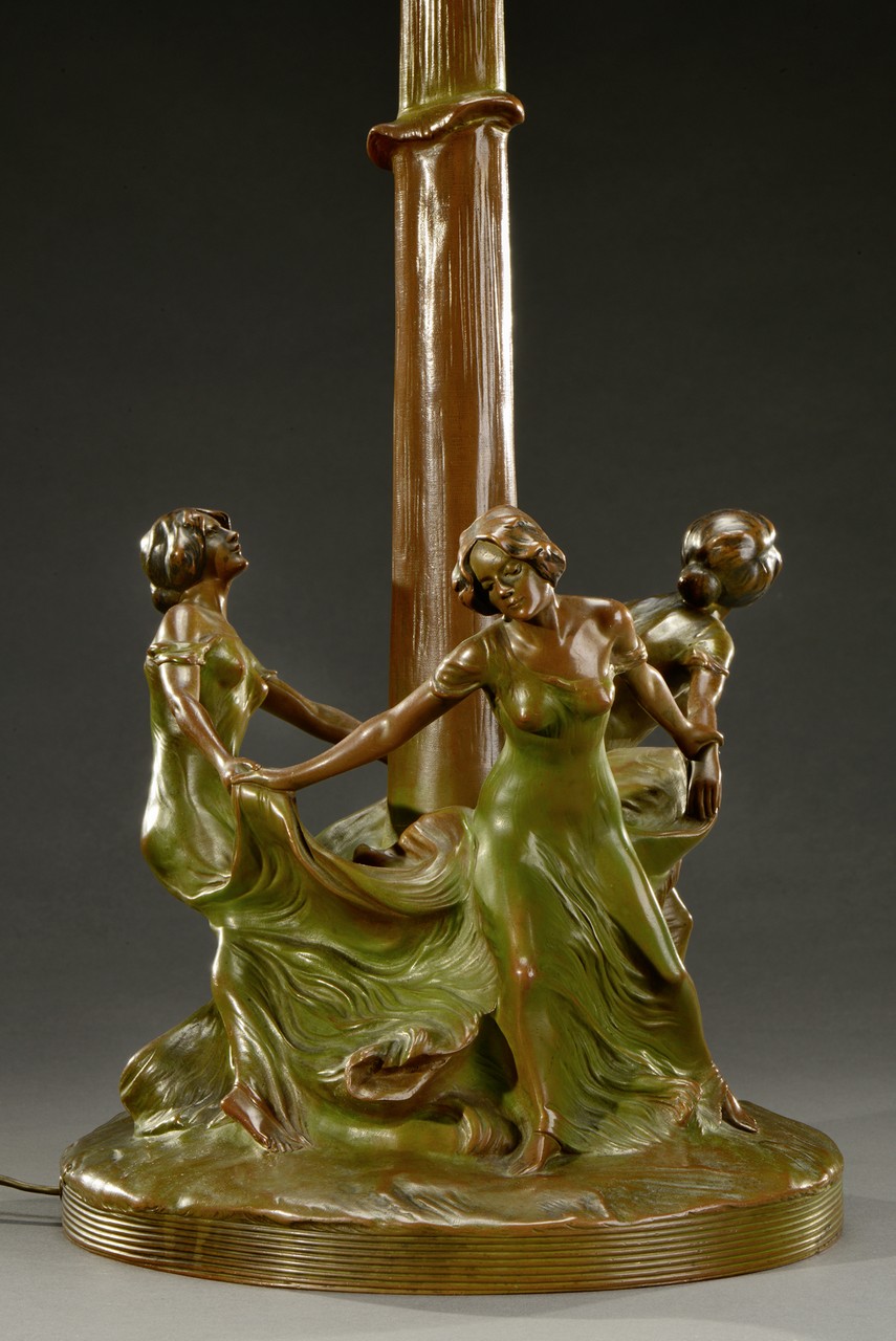 ADOLF JOSEF POHL (1872-1930) ET LES ETABLISSEMENTS LOETZ Rare lampe de table à piétement en bronze à - Image 2 of 5