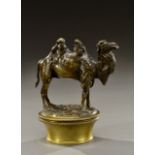 TRAVAIL FRANCAIS 1900-1920 Rare mascotte en bronze fi gurant un chameau sur un tertre. H : 15 cm A