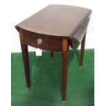A FINE DROP LEAF PEMBROKE TABLE IN THE ANTIQUE TRADITION WITH A SINGLE BOW FRIEZE DRAWER ON
