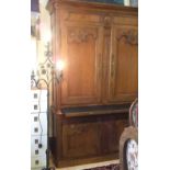 AN AMERICAN OAK FINISHED FRENCH TRADITION DRINKS CABINET WITH MOUNTS, FOUR DOOR, BRUSHED SIDE.