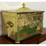 AN EDWARDIAN RECTANGULAR POLISHED BRASS LOG BOX WITH LIFT OFF LID AND LINER TO THE INTERIOR, HANDLES