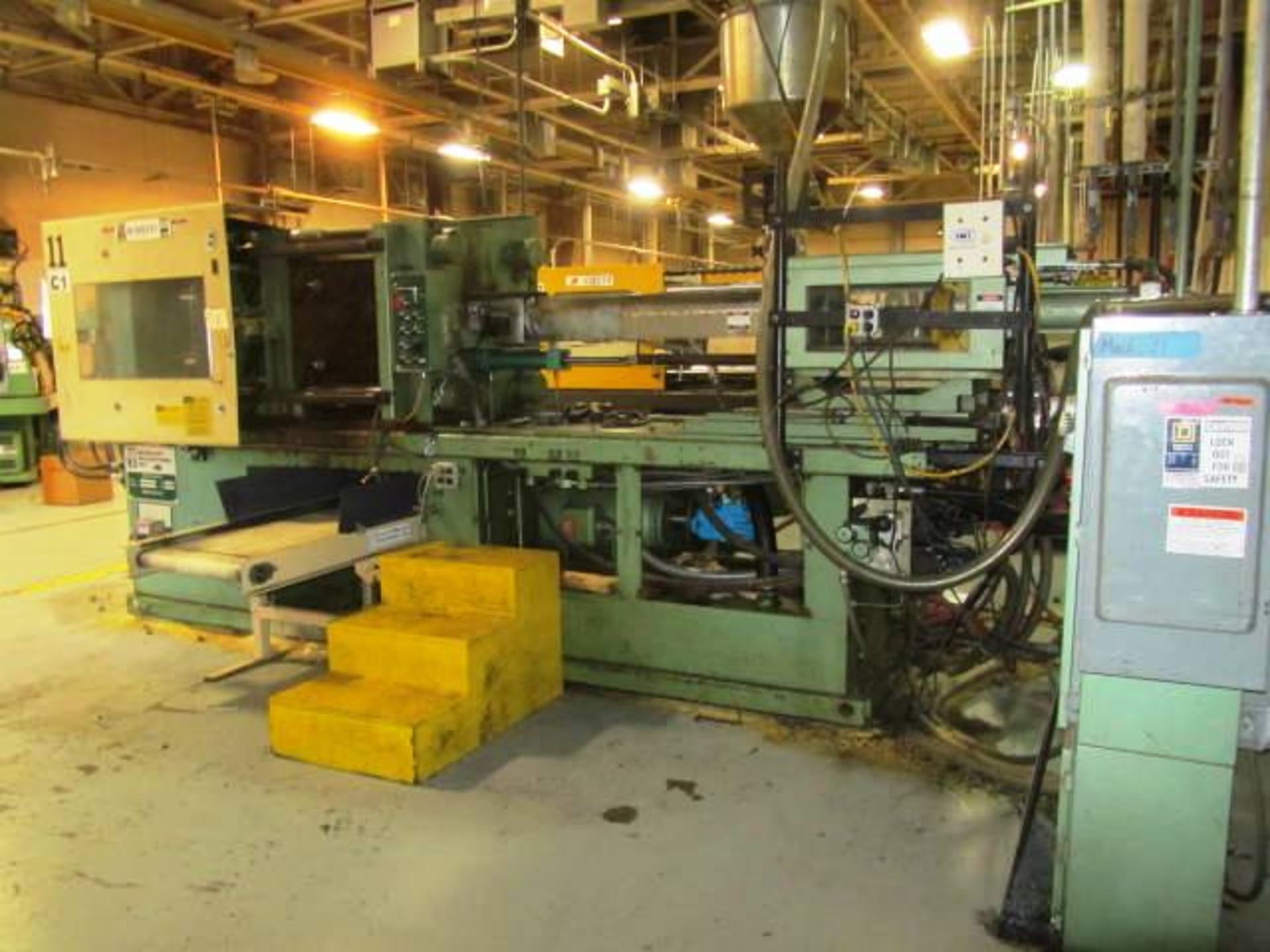 Newbury Model H14-200ARS 200 Ton Horizontal Plastic Injection Molding Machine with 20'' x 20'' - Image 2 of 4