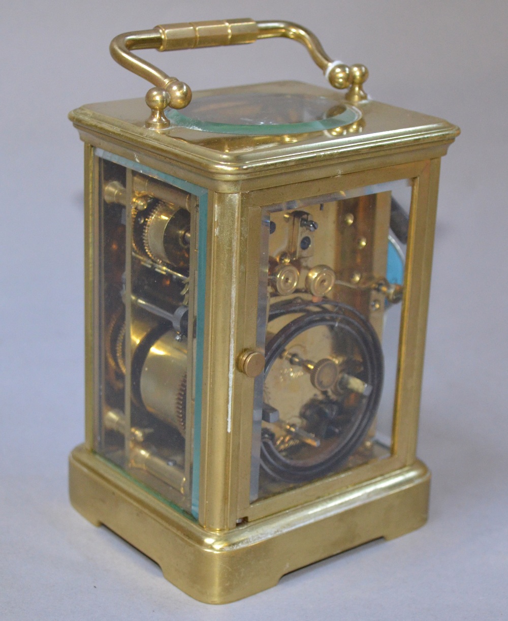 A brass cased repeat carriage clock. Hei - Bild 2 aus 2