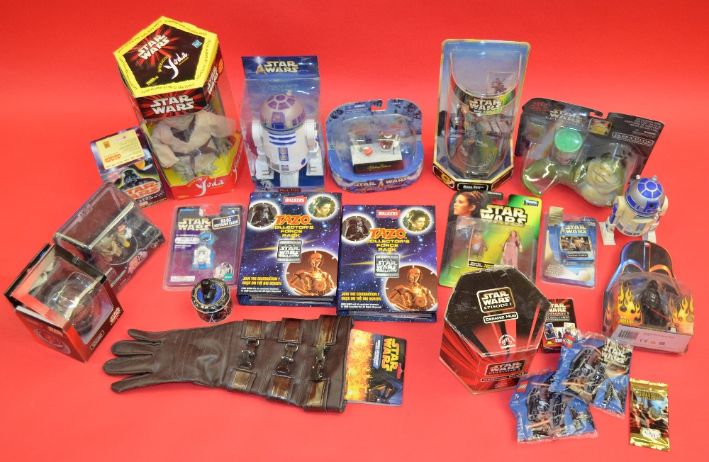 Good mixed lot of assorted modern Star Wars collectables and figures.