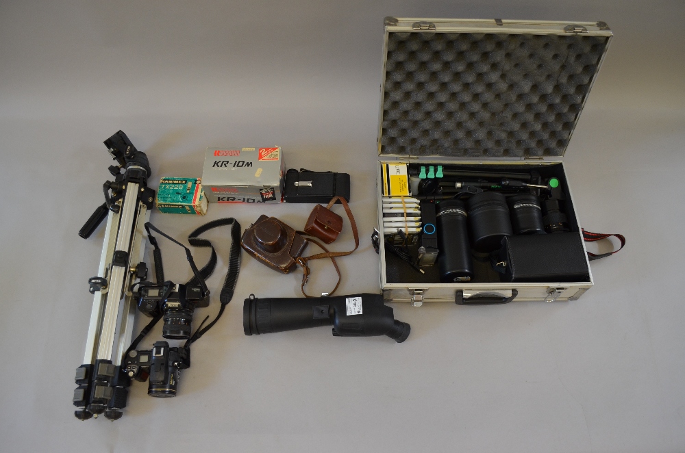 Good quantity of assorted camera equipment including vintage cameras,