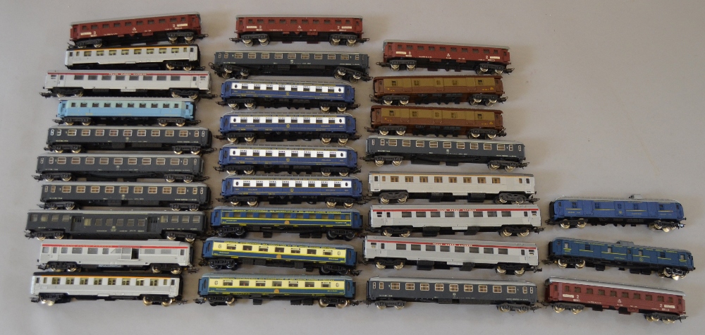 H0 Scale. 30 x unboxed coaches by Jouef & Lima. Various liveries.