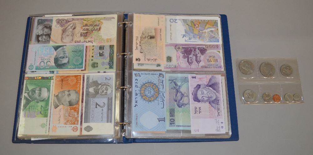 Folder containing foreign banknotes, very good condition.