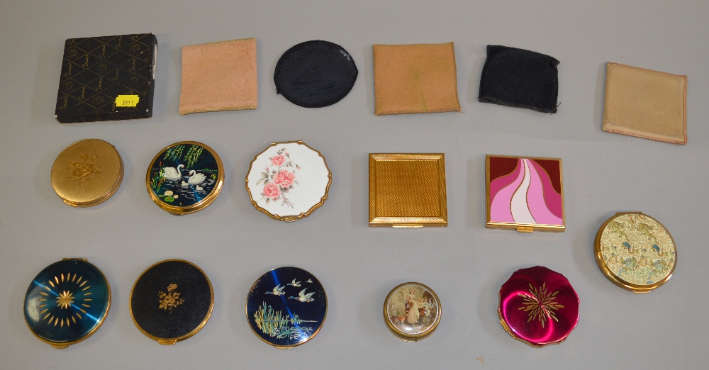 11 Vintage ladies compacts, various sizes and styles including Stratton and rarer examples.