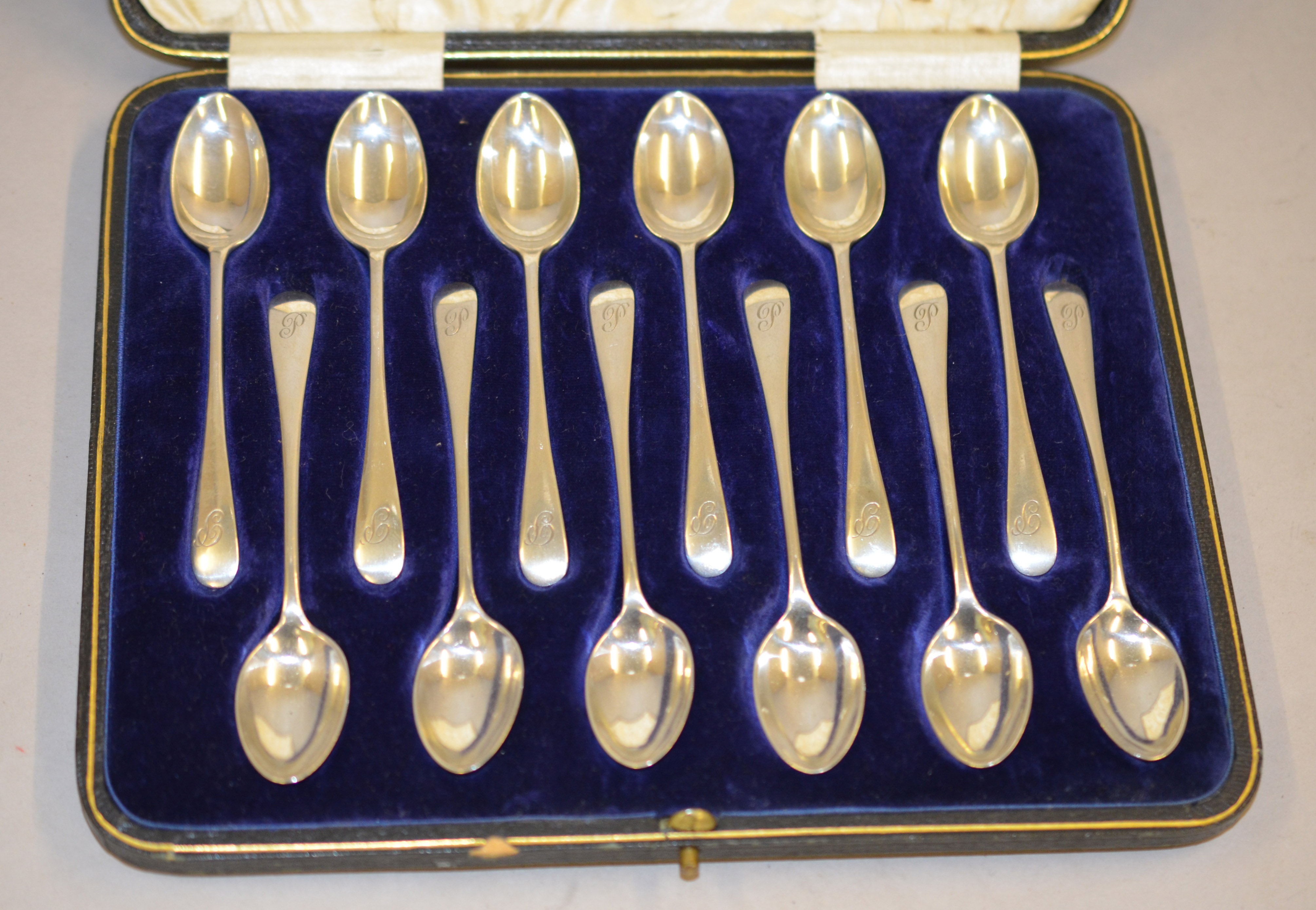 A set of 12 silver teaspoons by Elkington & Co, approx 154g,