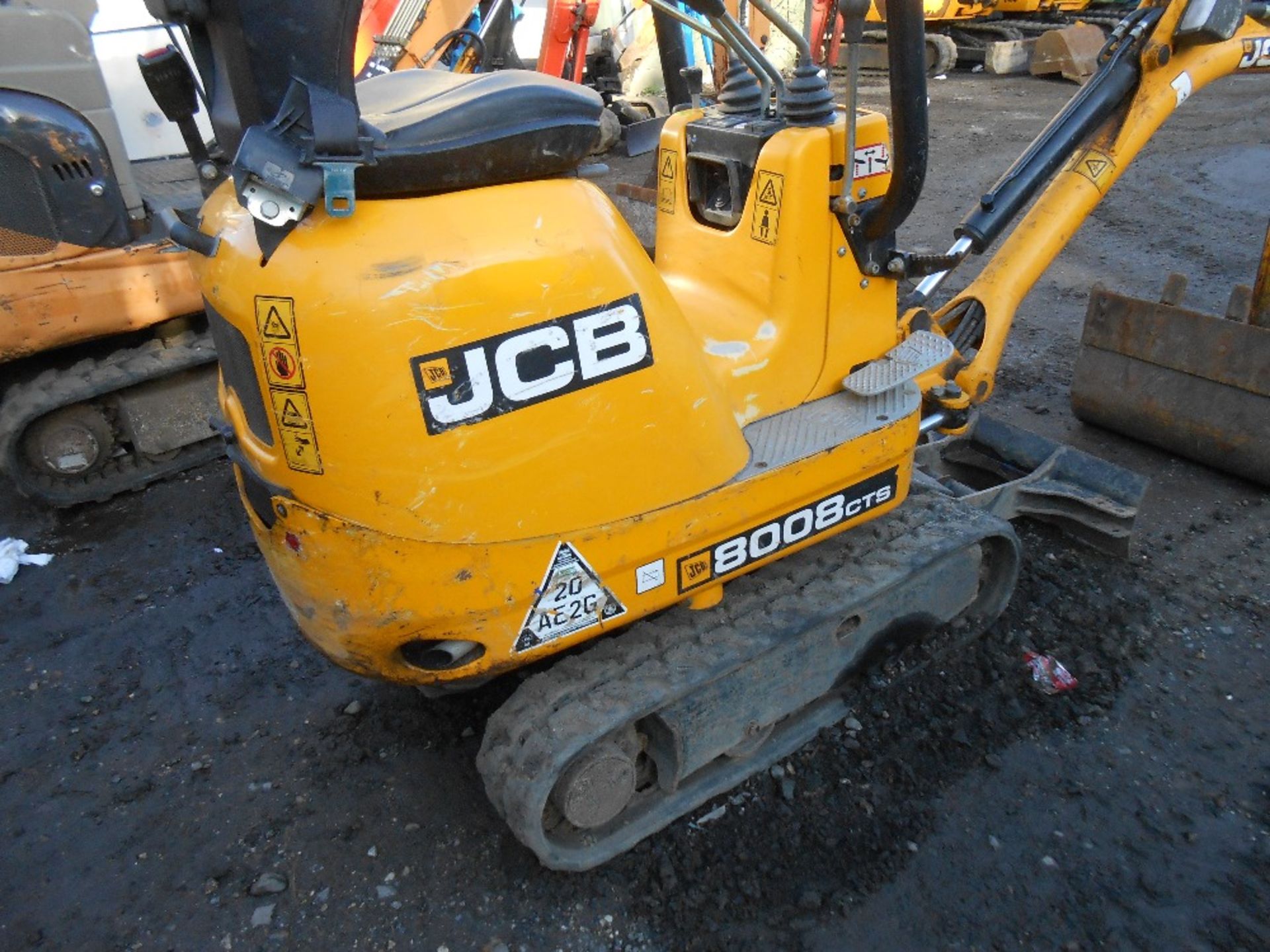 JCB 8008 micro excavator c/w 1no. bucket and expanding tracks yr2011 build 910 rec.hrs. - Image 2 of 10