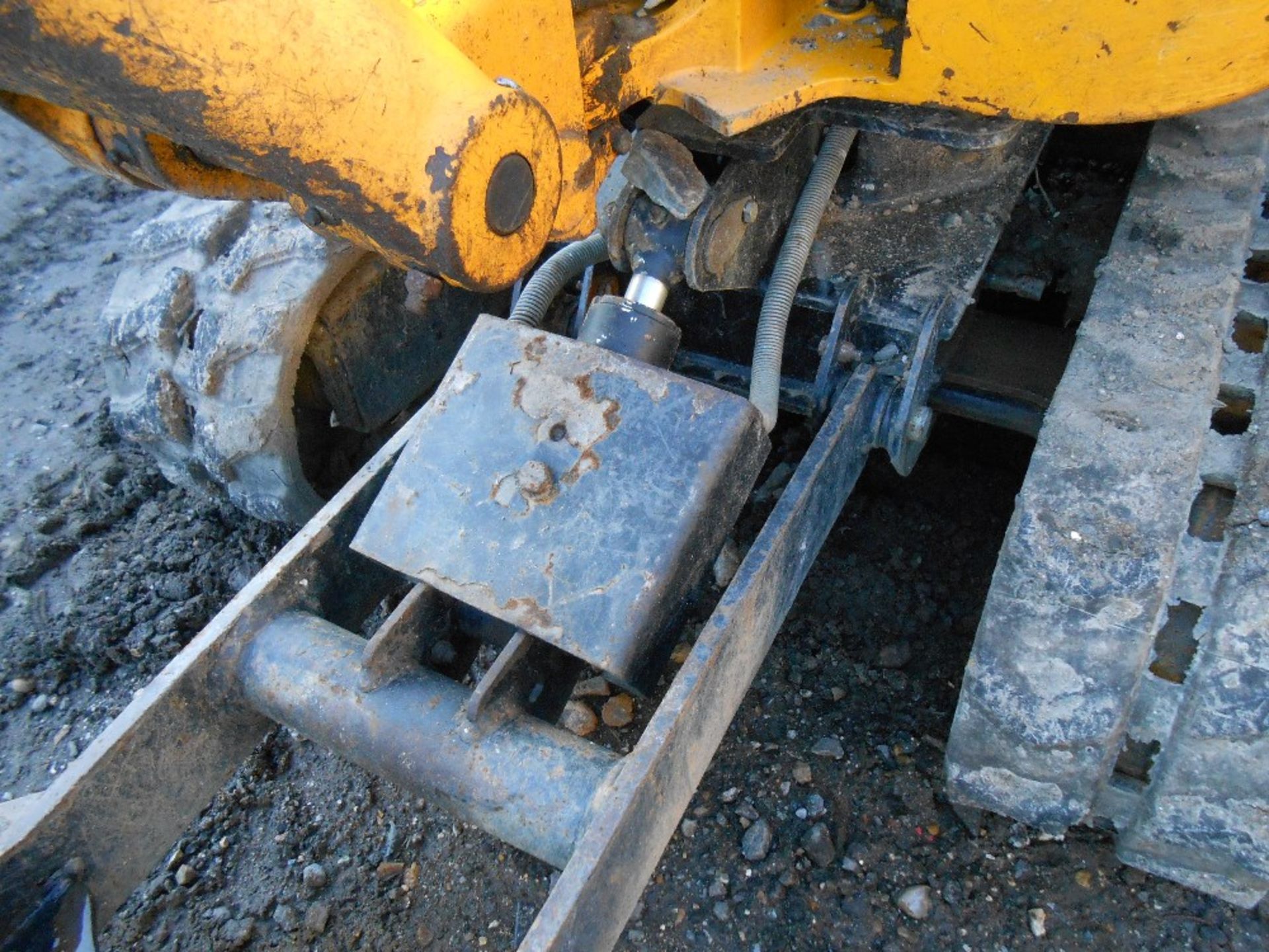 JCB 8008 micro excavator c/w 1no. bucket and expanding tracks yr2011 build 910 rec.hrs. - Image 8 of 10