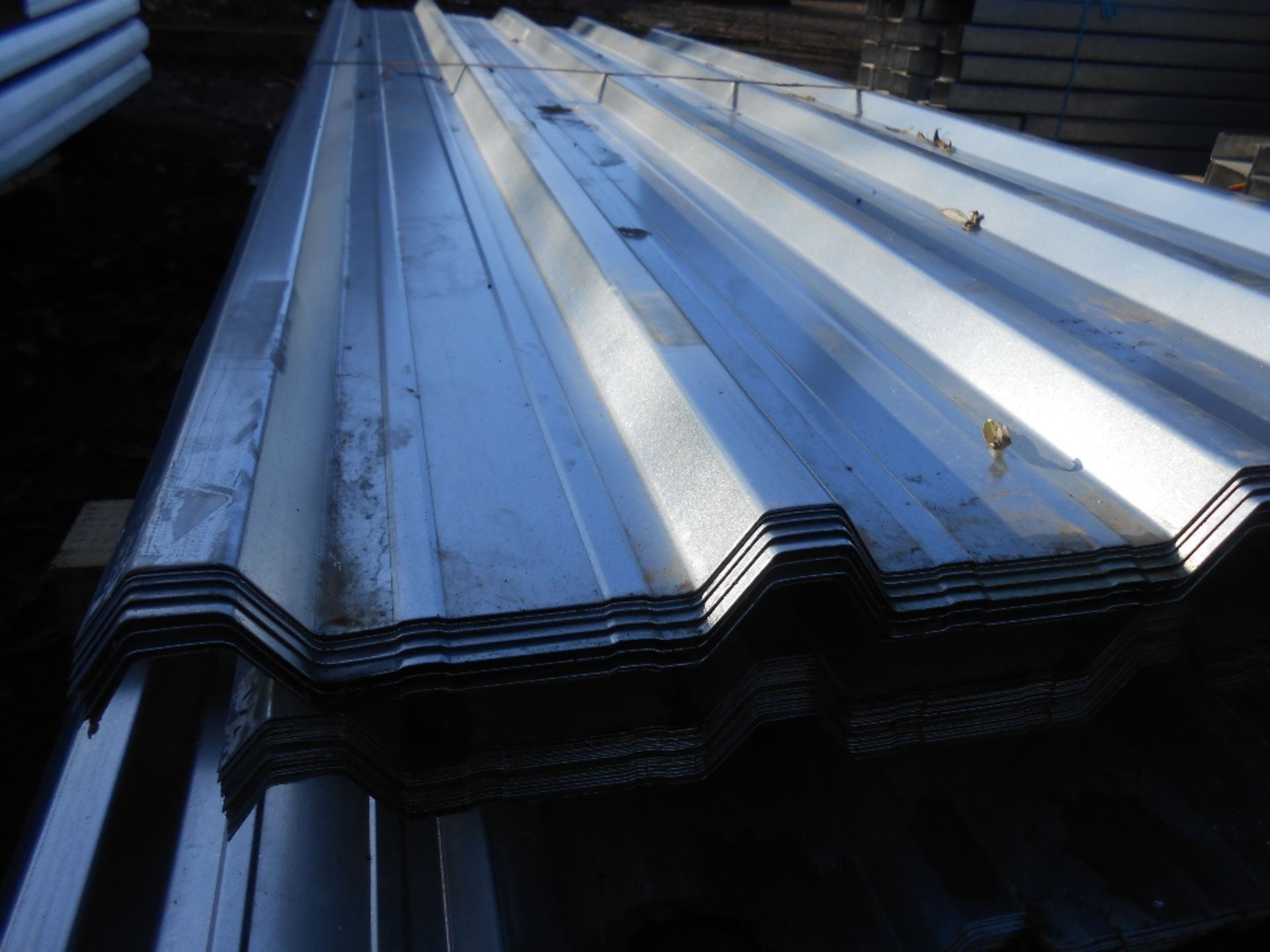 Pack of 25no. 8ft galvanised box profile roof sheets 87cm width.