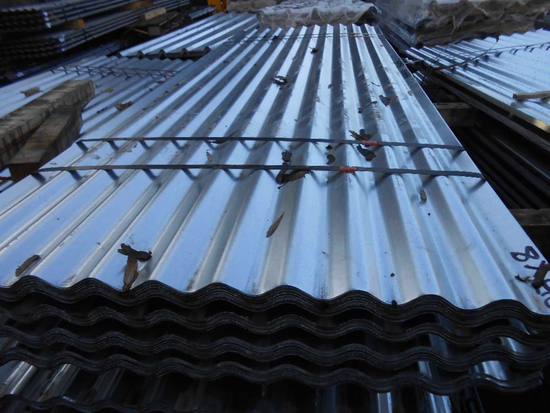 Pack of 25no. 8ft galvanised corrugated roof sheets. 82cm wide