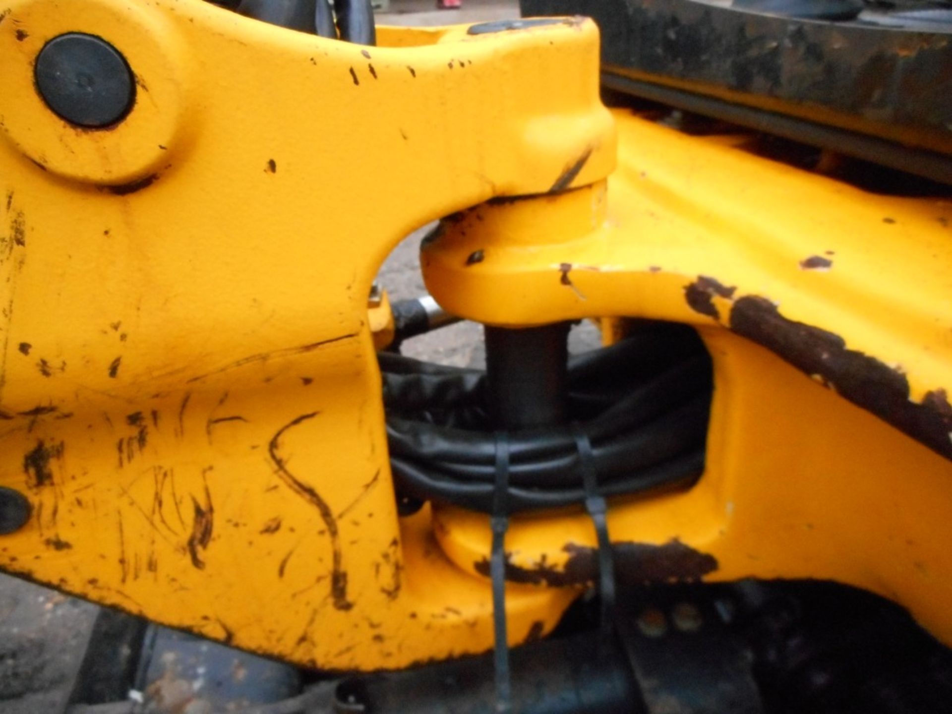 JCB 801-4 mini digger c/w 3no. buckets yr2011 build 1200 recorded hours. - Image 5 of 17