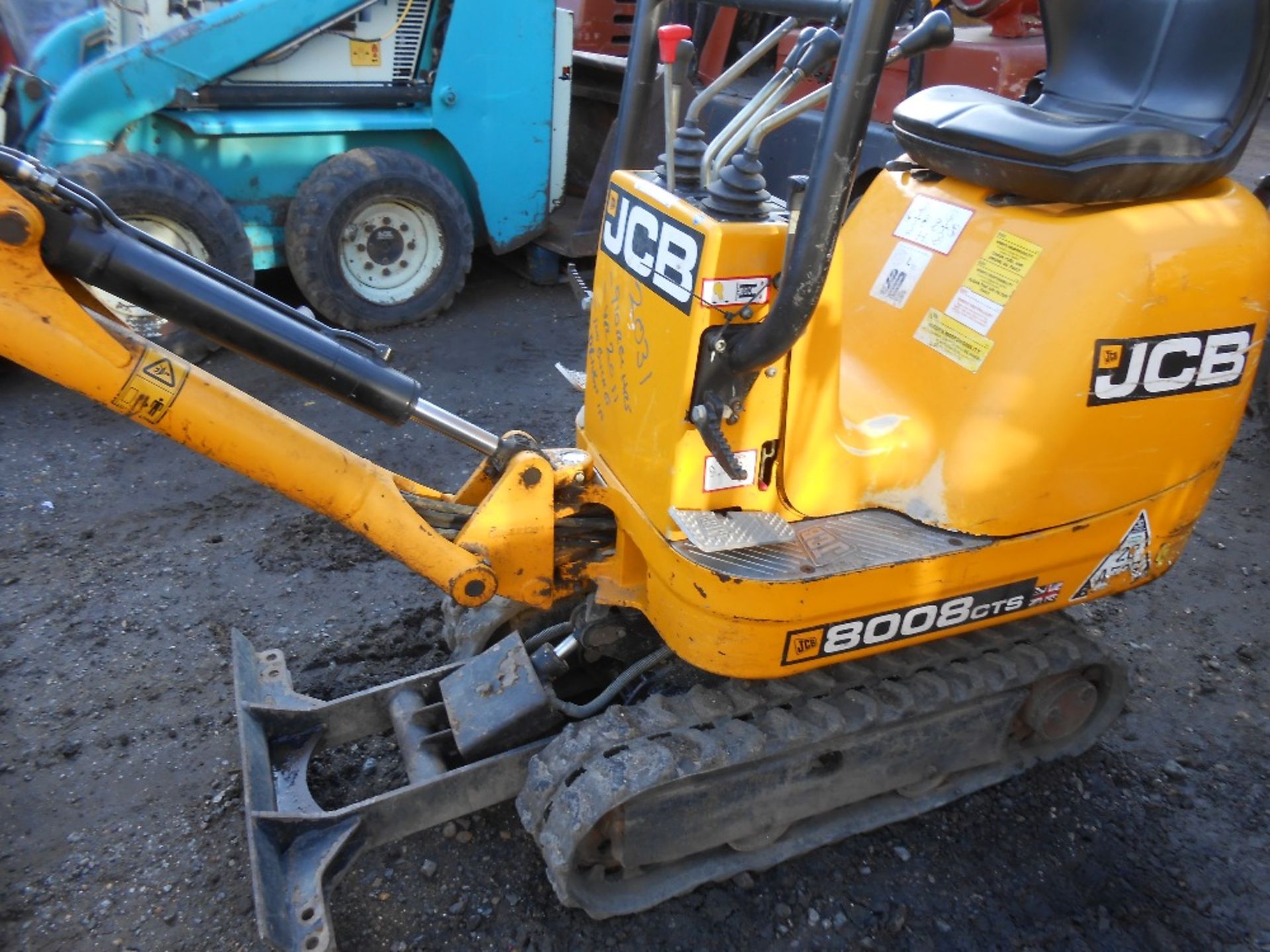 JCB 8008 micro excavator c/w 1no. bucket and expanding tracks yr2011 build 910 rec.hrs. - Image 5 of 10