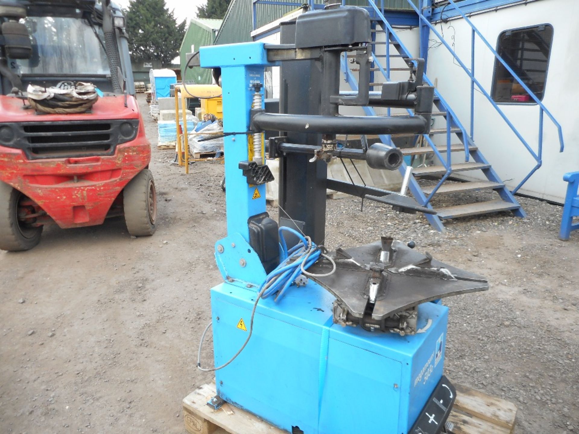 Hofmann tyre remover and wheel balancer - Image 11 of 11