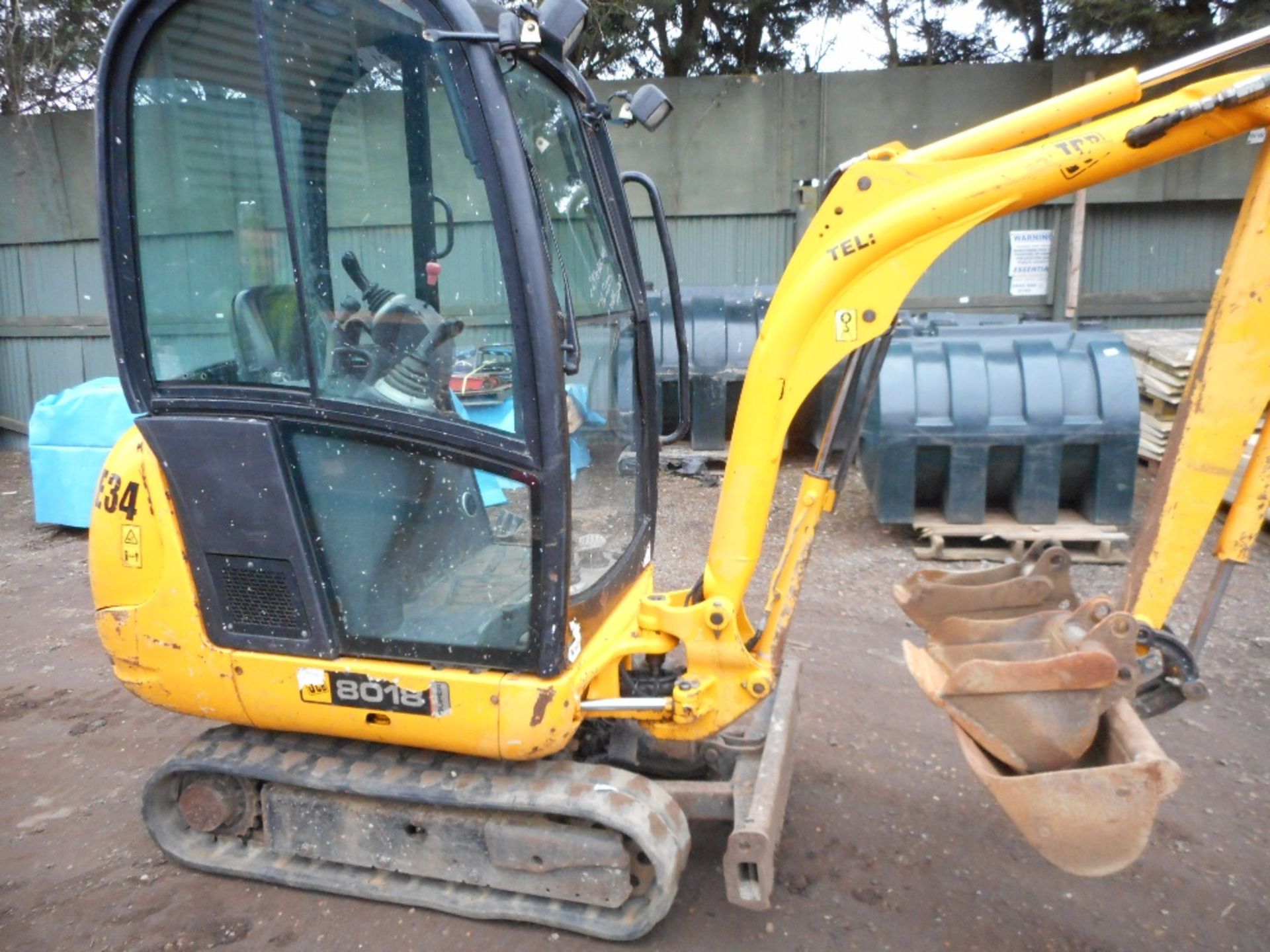 JCB 801-8 cabbed mini digger with expanding tracks yr2005 - Image 4 of 9