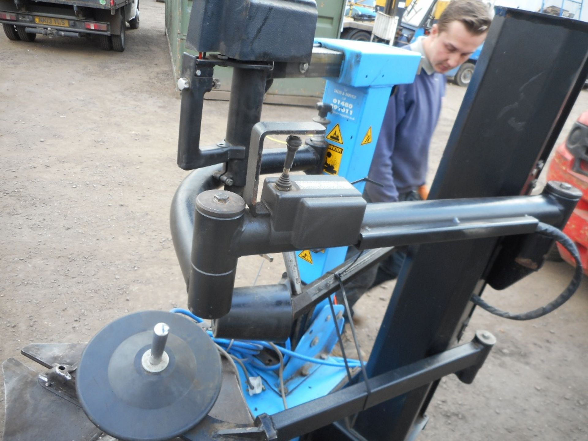 Hofmann tyre remover and wheel balancer - Image 8 of 11
