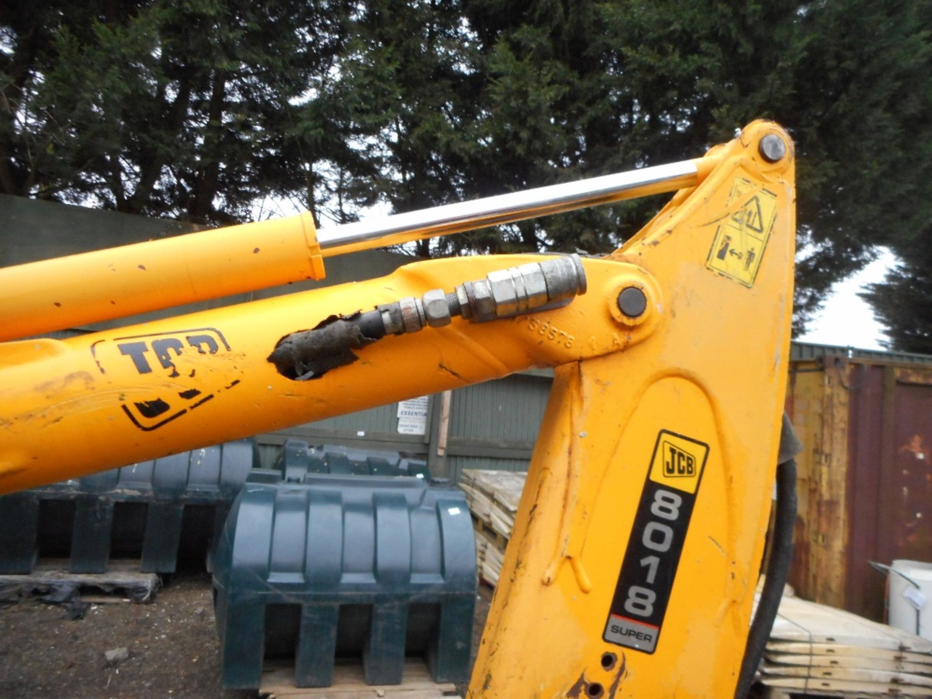 JCB 801-8 cabbed mini digger with expanding tracks yr2005 - Image 3 of 9