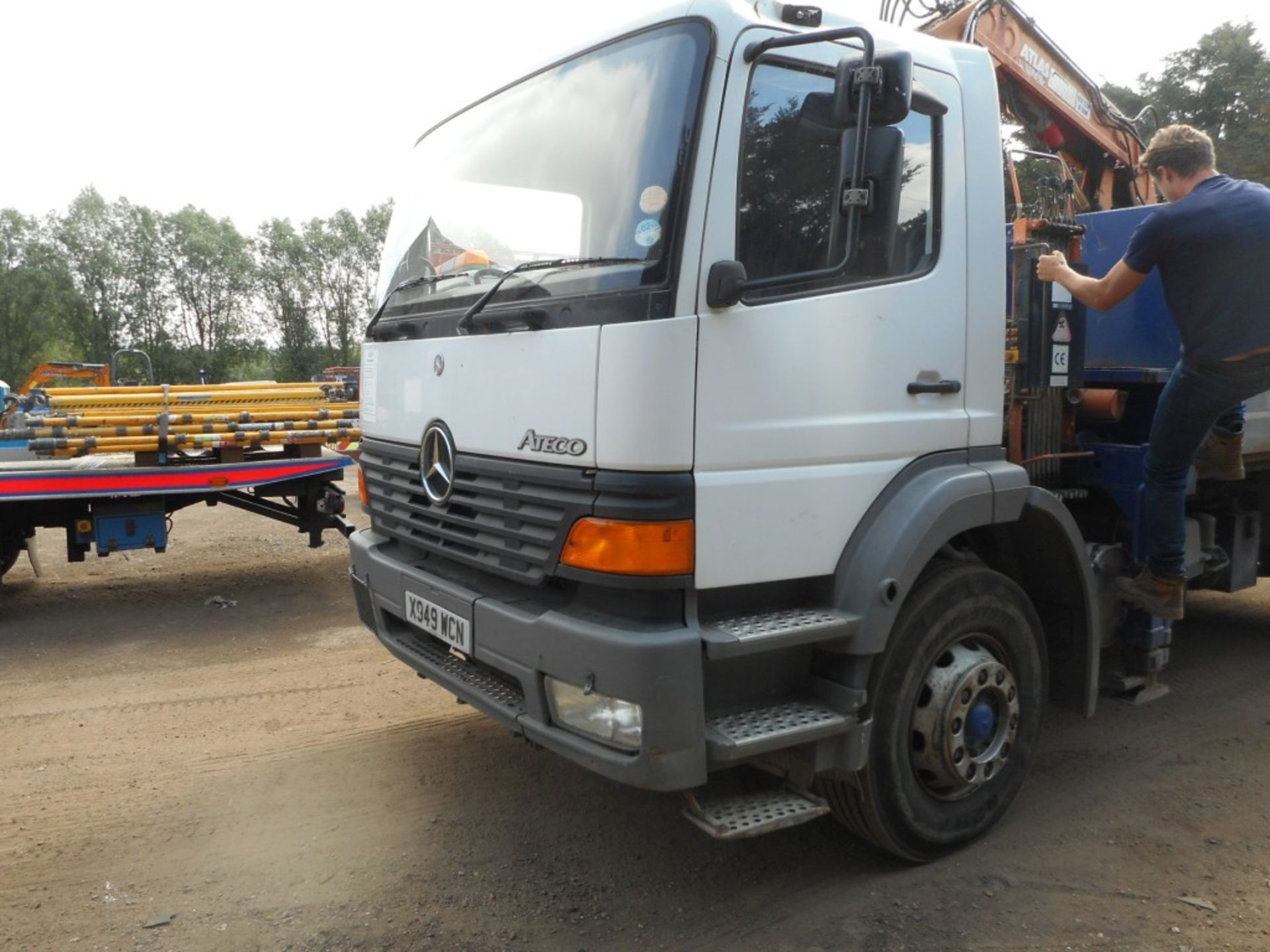 Mercedes Atego 4x2 grab lorry tipper year 2000 registered - Image 3 of 9