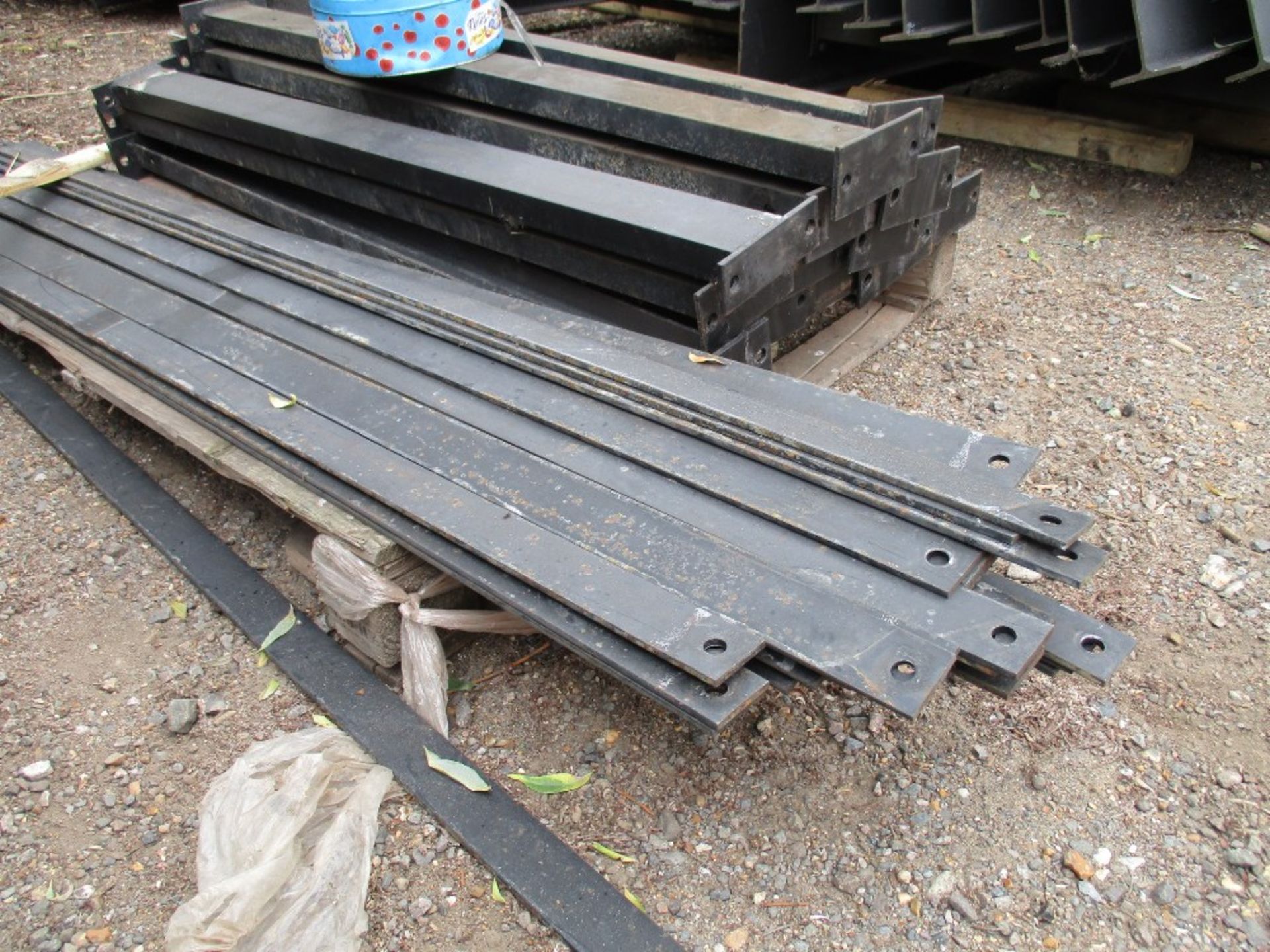 Cantilever Board/timber racking heavy duty type. This lot consists of 2 bays (3 uprights) - Image 4 of 4