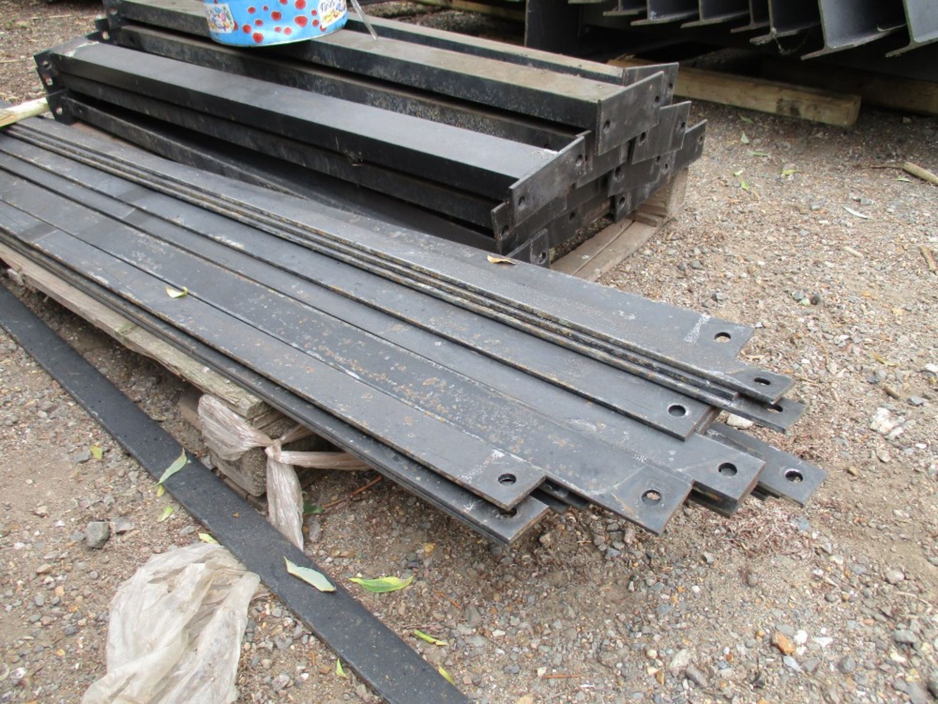 Cantilever Board/timber racking heavy duty type. This lot consists of 2 bays (3 uprights) - Image 4 of 4