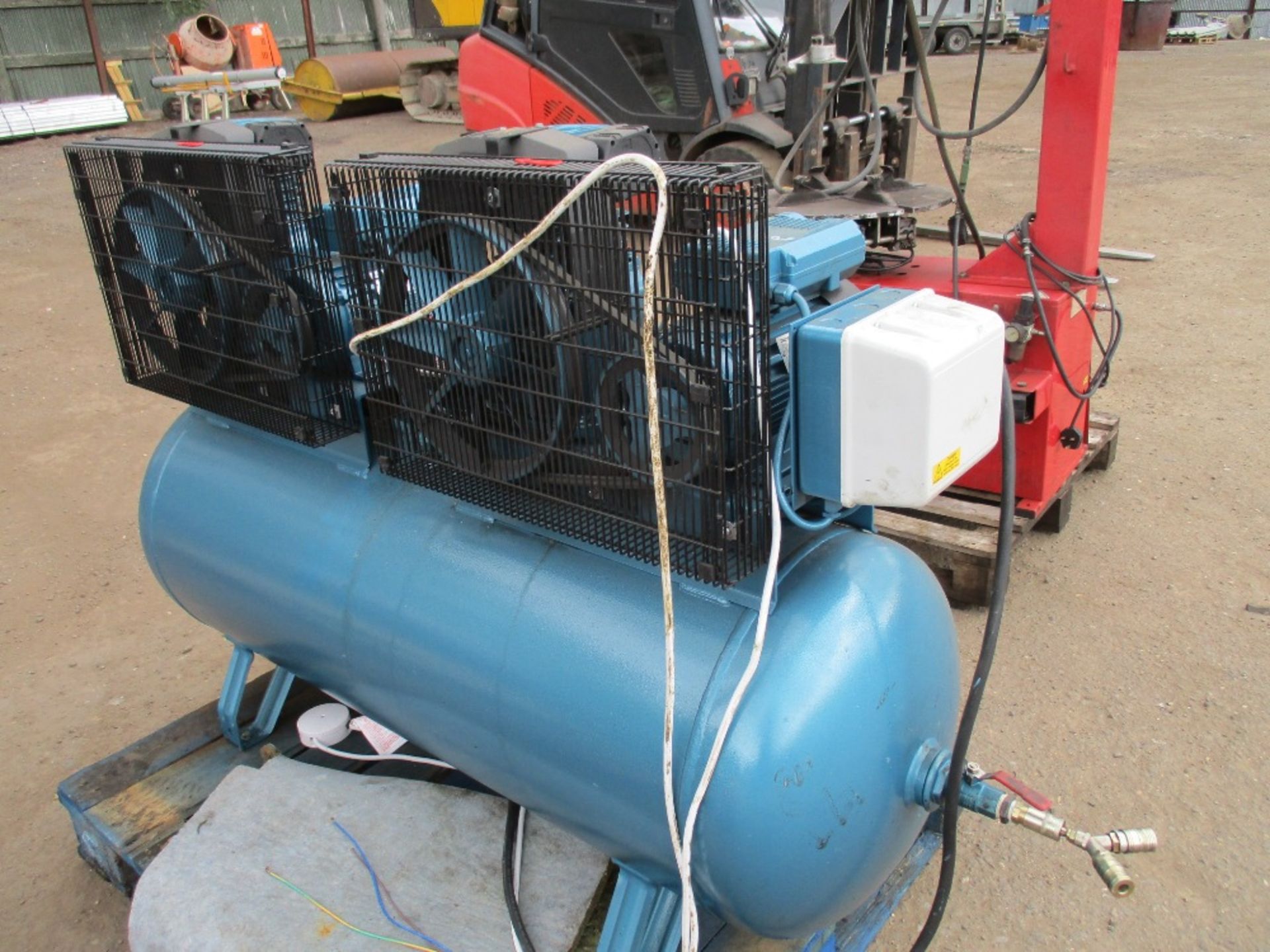 CLARKE TWIN MOTORED AIR COMPRESSOR SINGLE PHASE YEAR 2014 BUILD SOURCED FROM COMPANY CLOSURE - Image 2 of 6