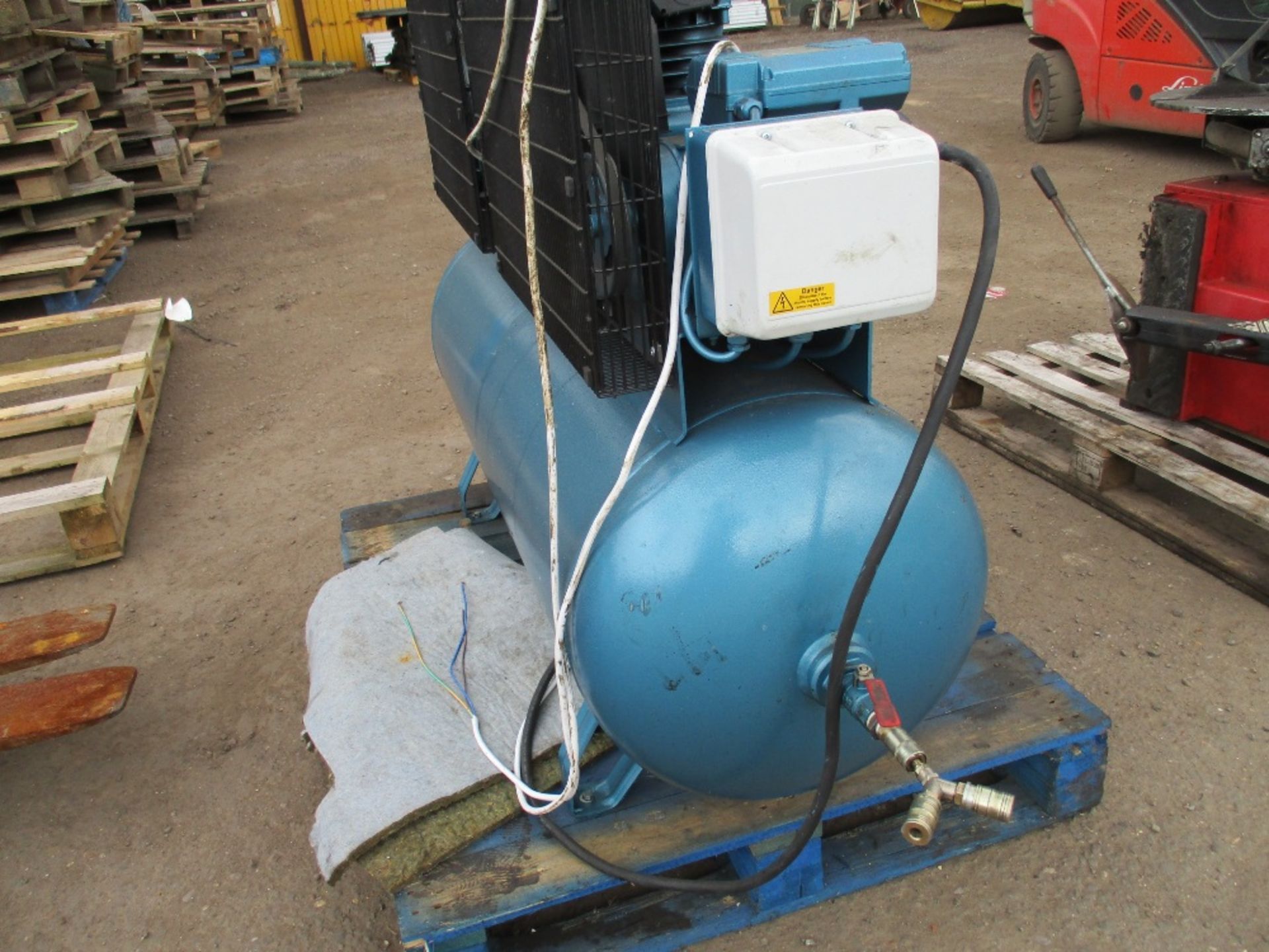 CLARKE TWIN MOTORED AIR COMPRESSOR SINGLE PHASE YEAR 2014 BUILD SOURCED FROM COMPANY CLOSURE - Image 6 of 6