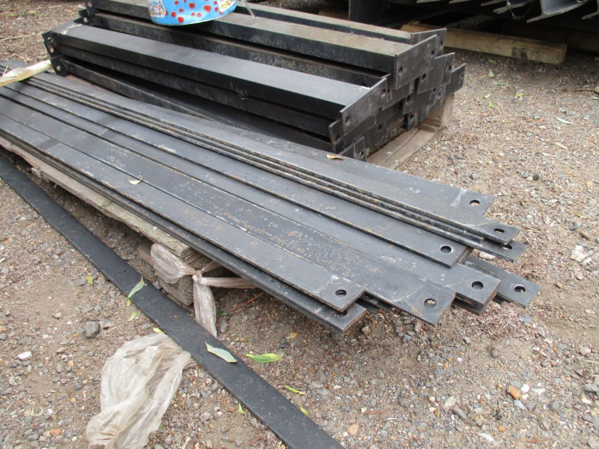 Cantilever Board/timber racking heavy duty type. This lot consists of 2 bays (3 uprights) - Image 5 of 5