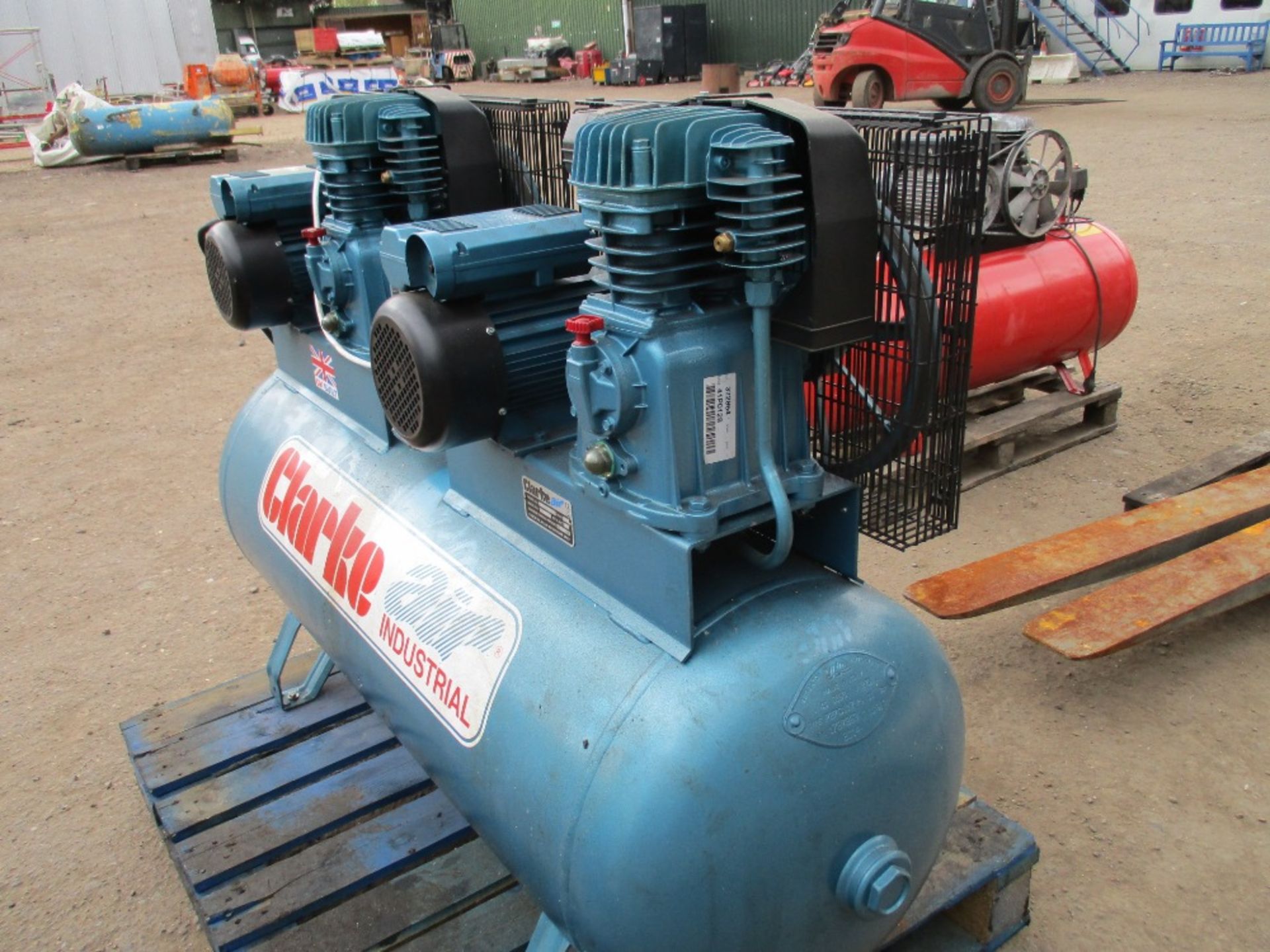 CLARKE TWIN MOTORED AIR COMPRESSOR SINGLE PHASE YEAR 2014 BUILD SOURCED FROM COMPANY CLOSURE - Image 3 of 6