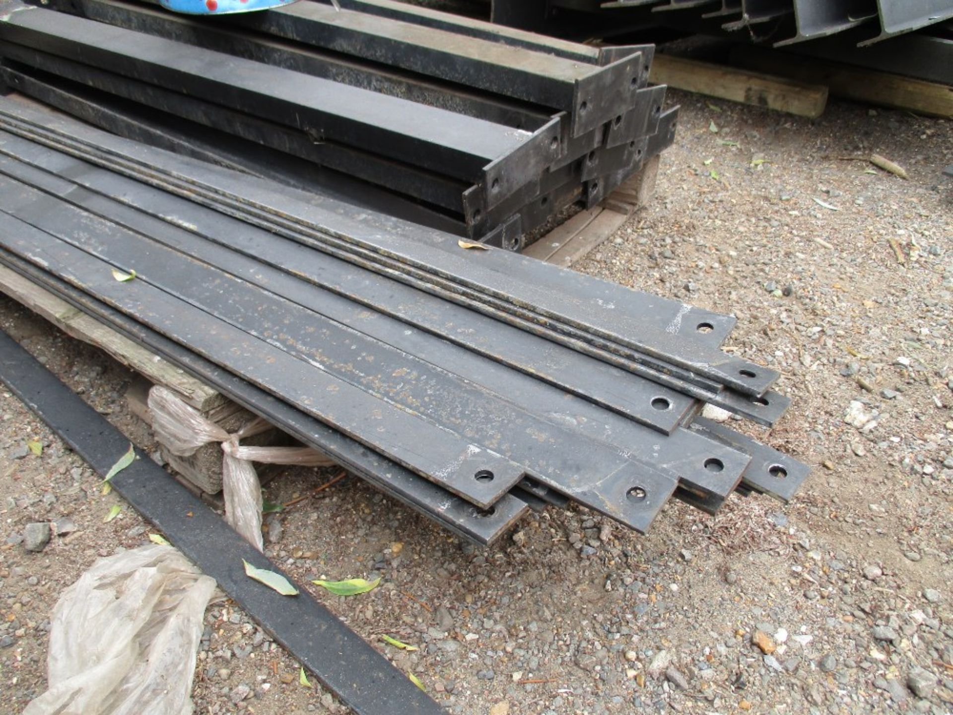 Cantilever Board/timber racking heavy duty type. This lot consists of 2 bays (3 uprights) - Image 4 of 4