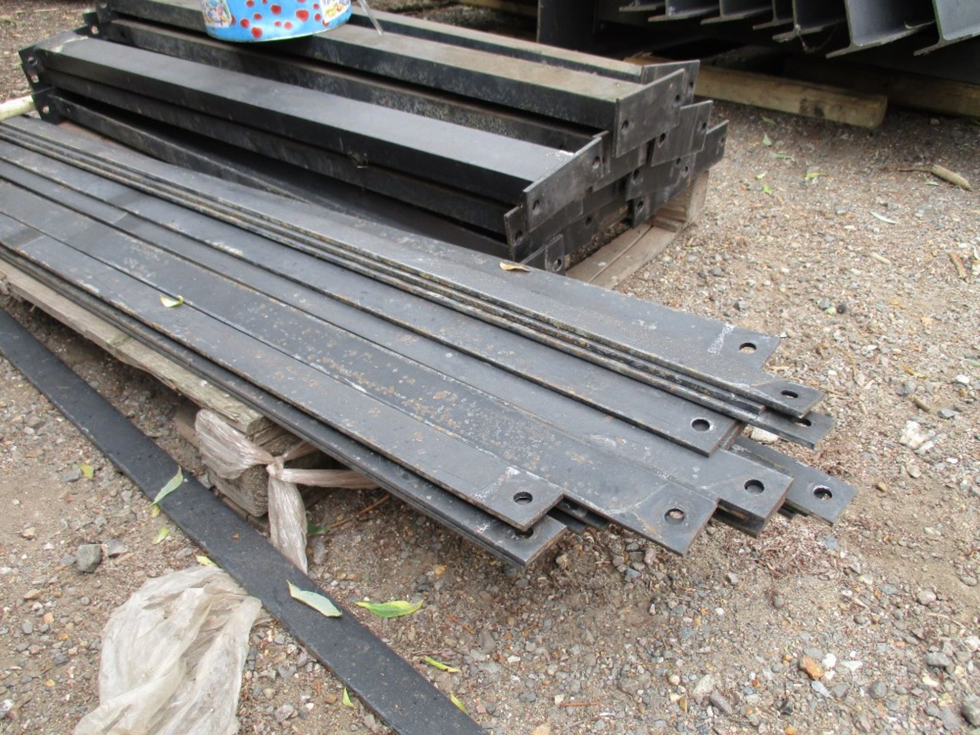 Cantilever Board/timber racking heavy duty type. This lot consists of 2 bays (3 uprights) - Image 4 of 4