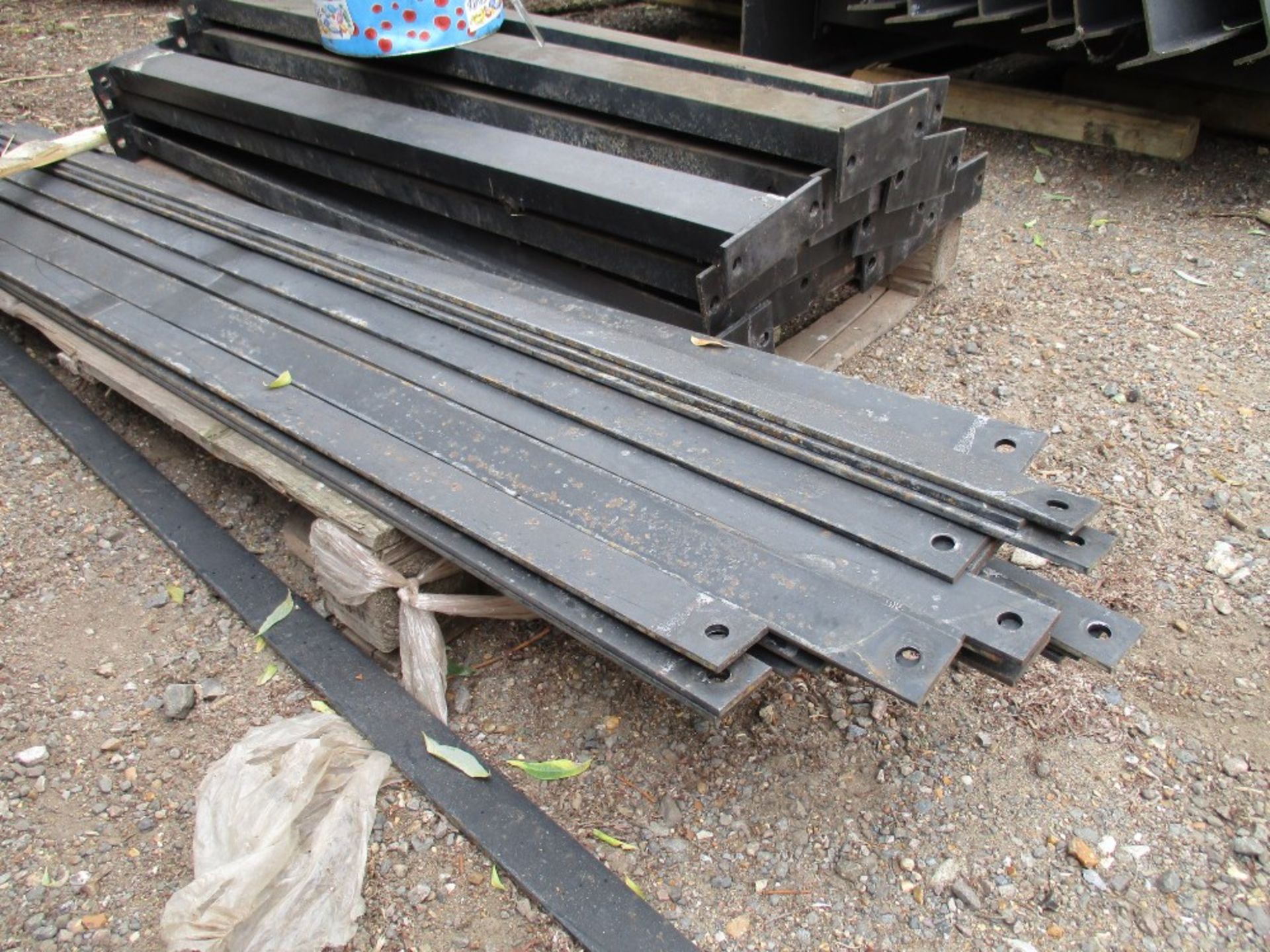 Cantilever Board/timber racking heavy duty type. This lot consists of 2 bays (3 uprights) - Image 4 of 4