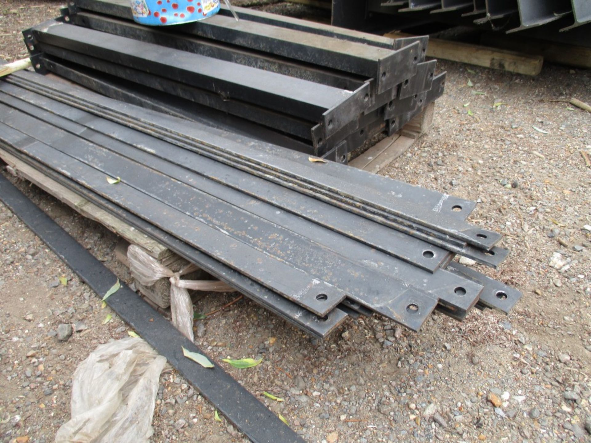 Cantilever Board/timber racking heavy duty type. This lot consists of 2 bays (3 uprights) - Image 4 of 4