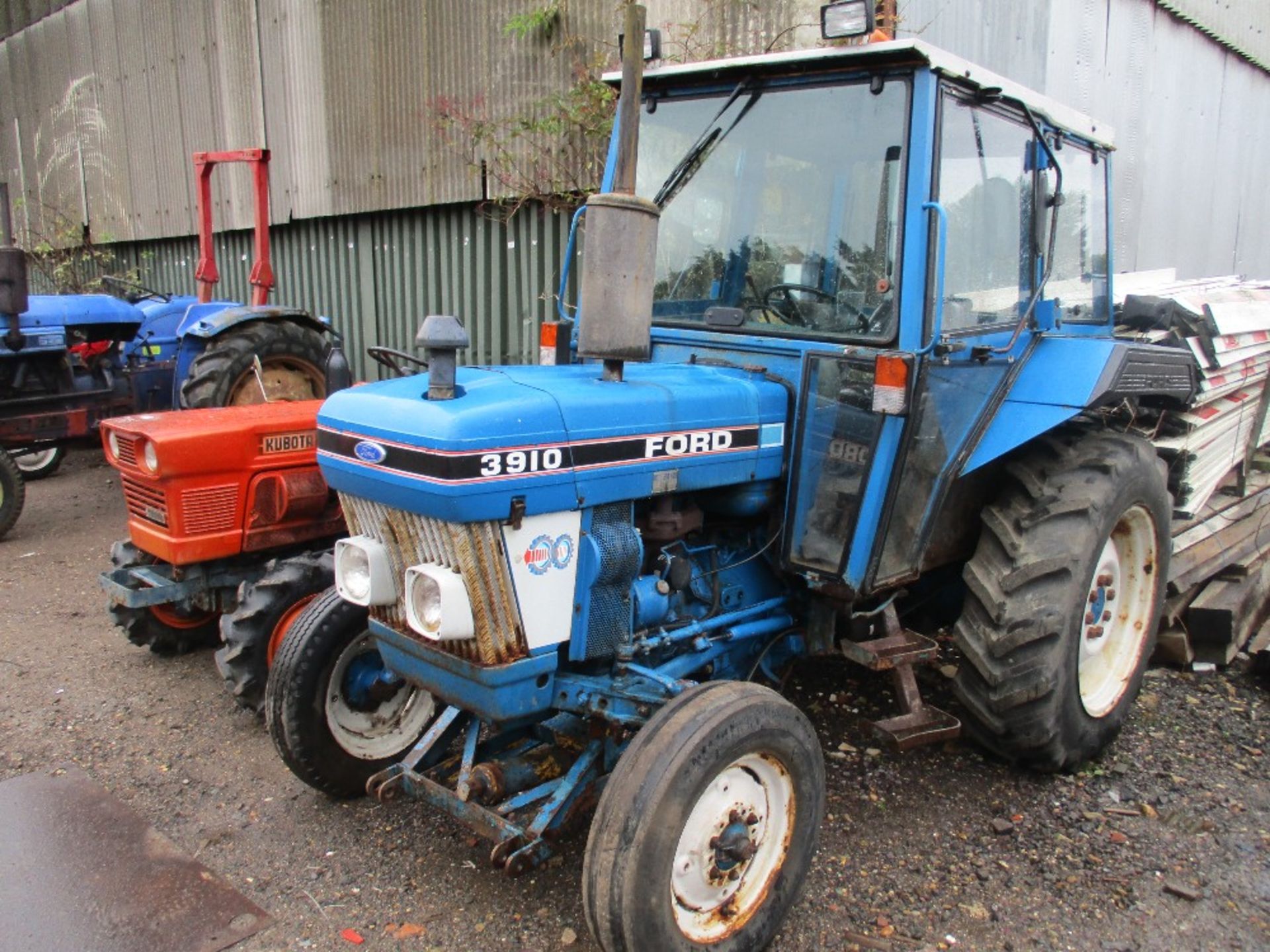 FORD 3910 AGRICULTURAL 2 WHEEL DRIVE TRACTOR.