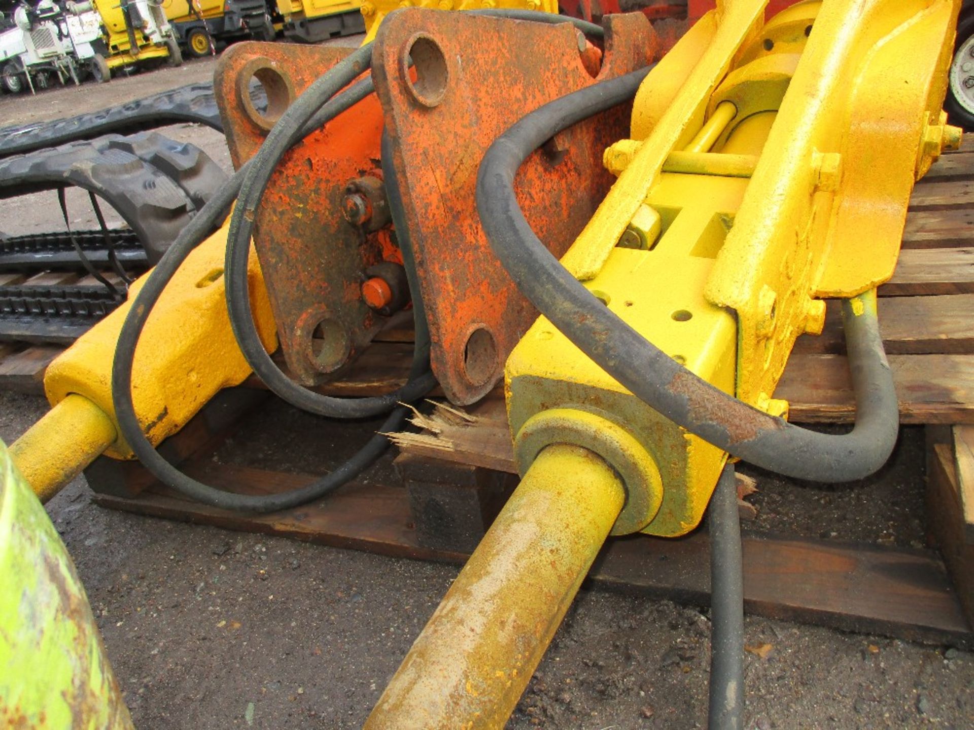 ATLAS COPCO PLUS 2 OTHER 5-8TONNE BREAKERS....3 BREAKERS IN THIS LOT - Image 3 of 4