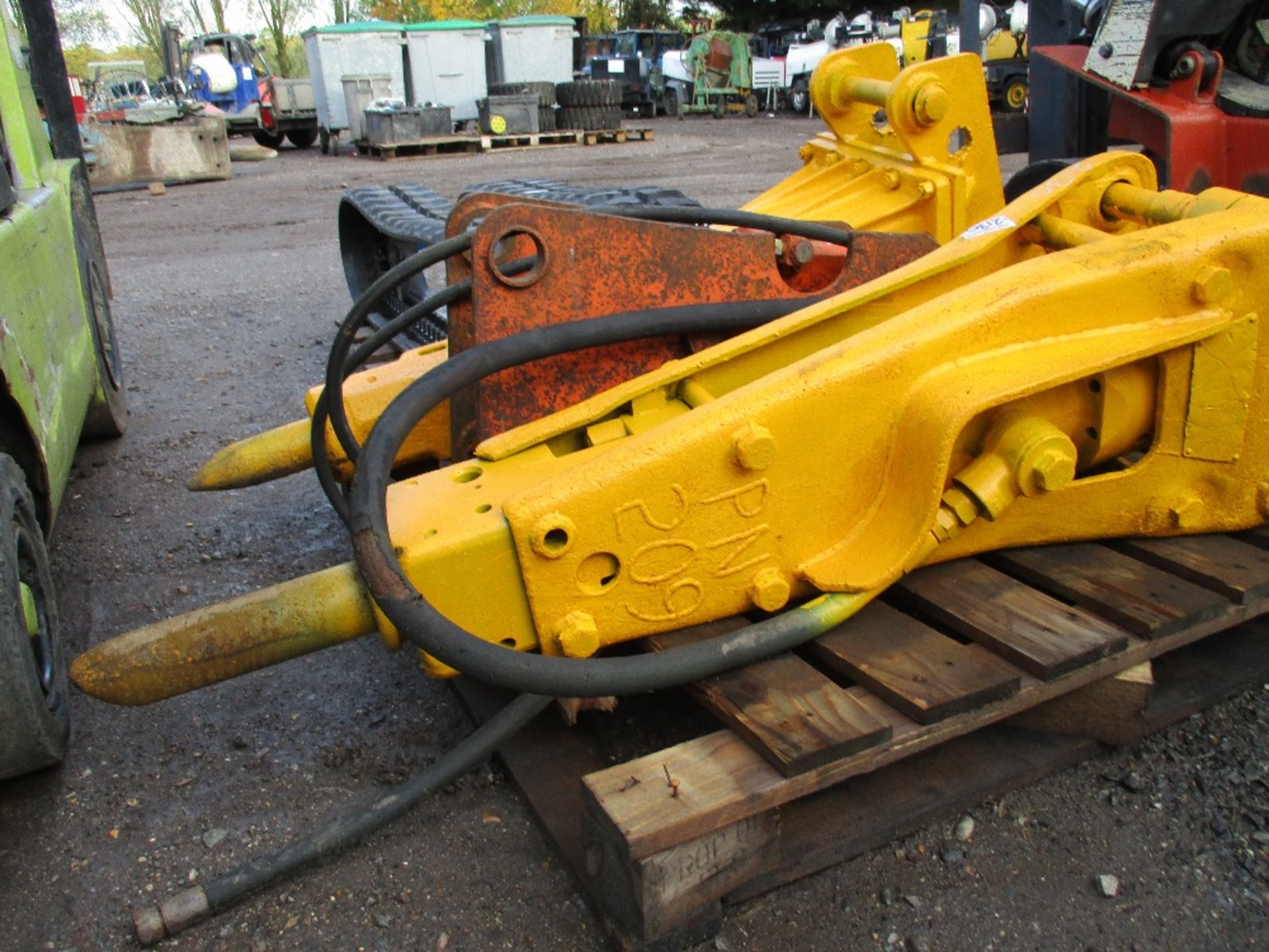 ATLAS COPCO PLUS 2 OTHER 5-8TONNE BREAKERS....3 BREAKERS IN THIS LOT - Image 2 of 4