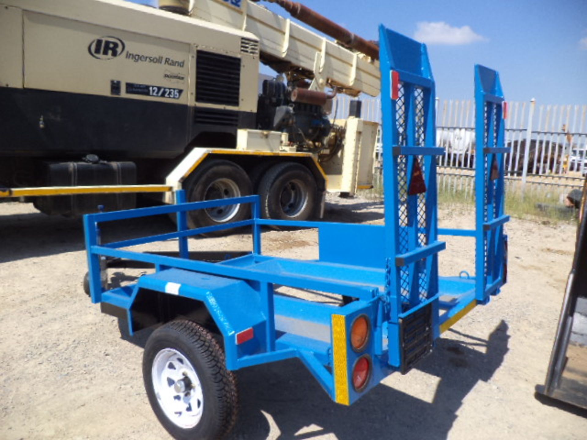 NEW Single Axle Blue Trailer With Ramps (Vin No: AA9B175UBEBTT1323 )(un-registered) - Image 3 of 4